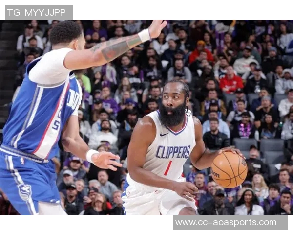 福克斯半场表现抢眼4投2中斩获13分2篮板2助攻罚球全中助力球队